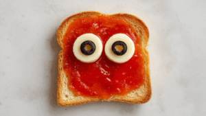 Toasts “Cœurs de Monstres” à la confiture de poivrons rouges